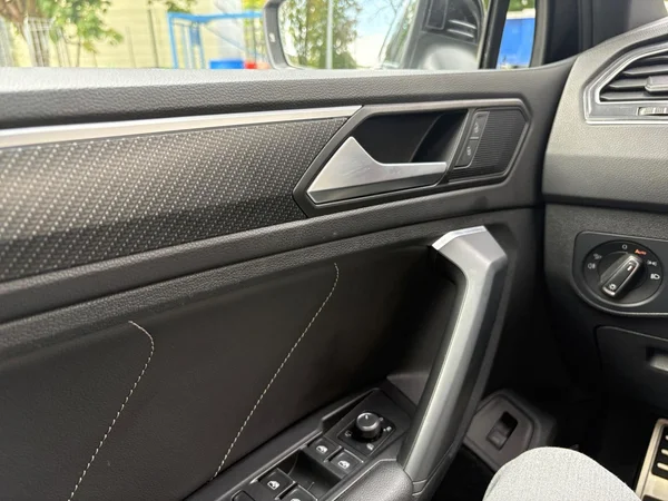 VOLKSWAGEN Tiguan (2023) — foto 7 van 24