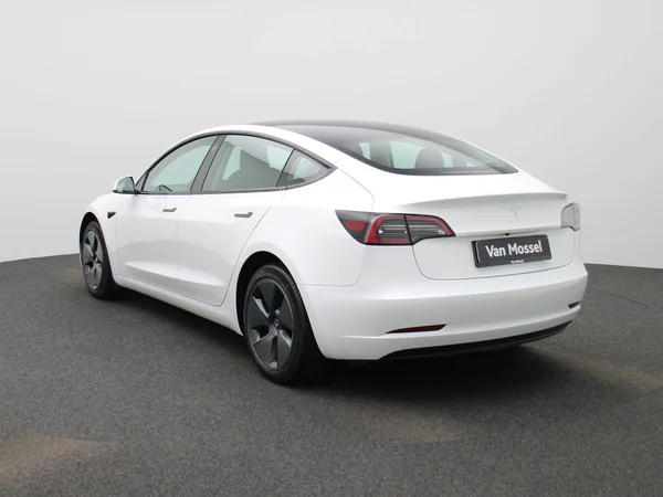 Tesla Model 3 (2023) — foto 12 van 40