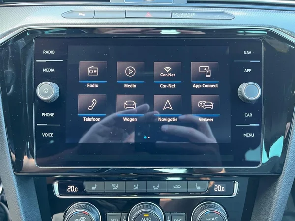 VOLKSWAGEN Passat (2018) — foto 3 van 22