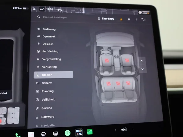 Tesla Model Y (2023) — foto 15 van 43