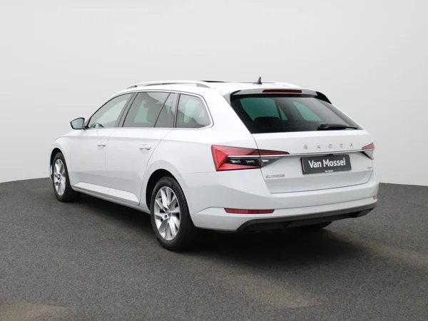 Škoda Superb (2022) — foto 12 van 47