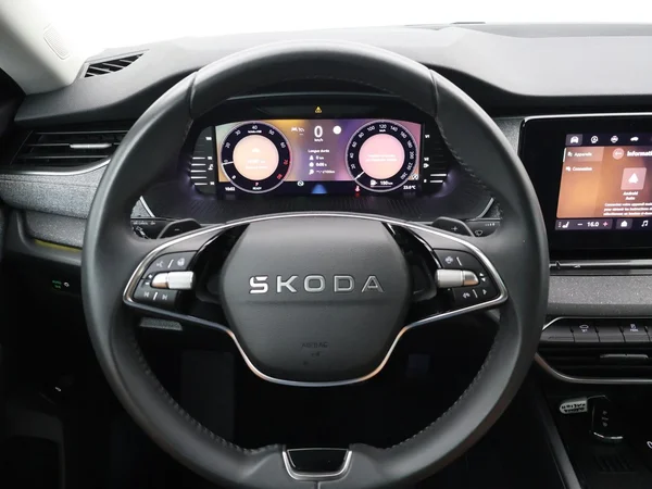 SKODA Octavia Combi (2025) — foto 2 van 25