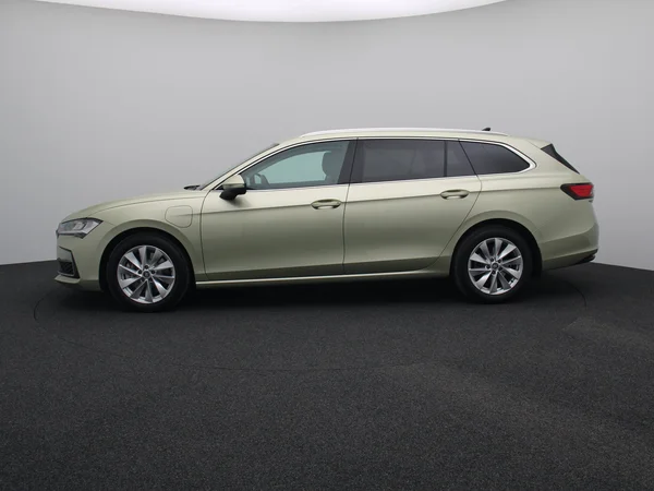 SKODA Superb Combi PHEV (2025) — foto 8 van 17