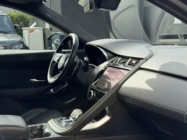 Jaguar E-PACE (2021) — foto 2 van 30