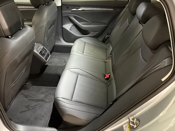 SKODA Superb Combi PHEV (2025) — foto 5 van 15