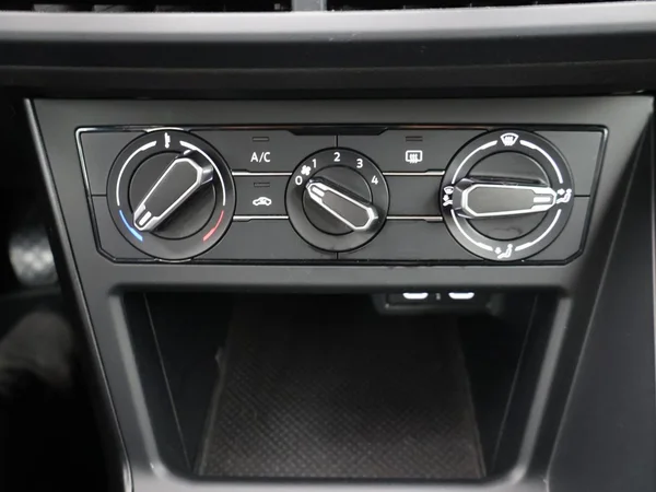 VOLKSWAGEN Polo (2023) — foto 13 van 28