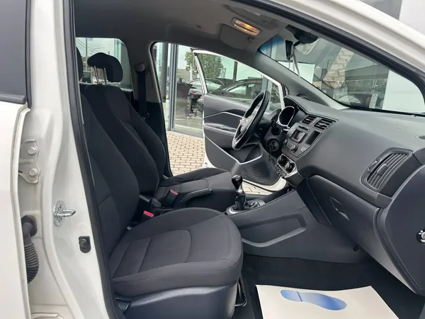 Kia Rio (2013) — foto 4 van 18