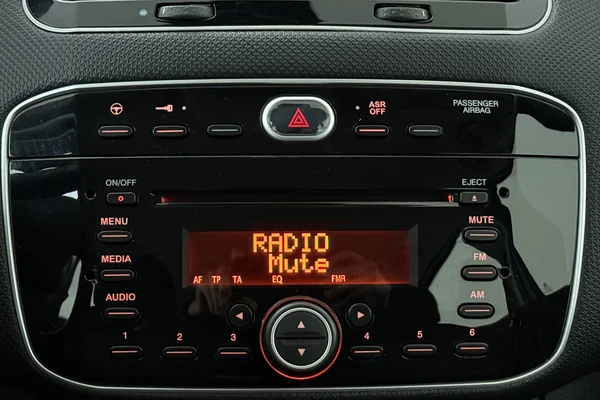 Fiat Punto (2017) — foto 3 van 21