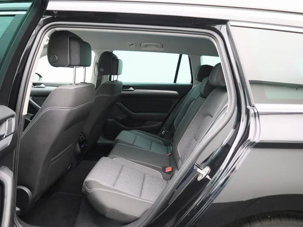 Volkswagen Passat (2023) — foto 2 van 42