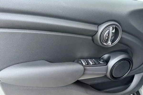 Mini Mini 5 Doors (F55 LCI II) (2021) — foto 8 van 16