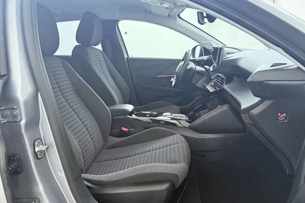 Peugeot E-208 (2022) — foto 16 van 18