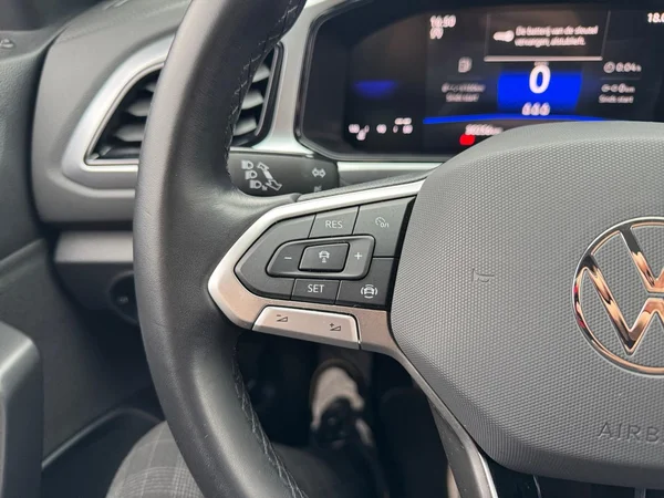 VOLKSWAGEN T-Roc (2024) — foto 3 van 18