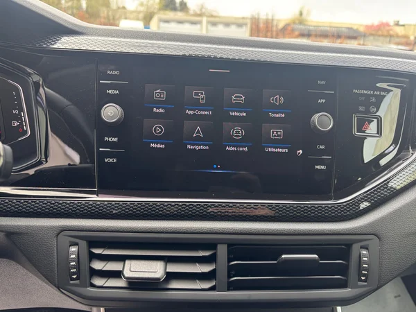 VOLKSWAGEN Taigo (2023) — foto 2 van 16