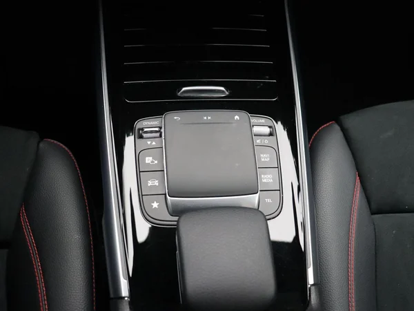 Mercedes-Benz GLB (2021) — foto 6 van 27