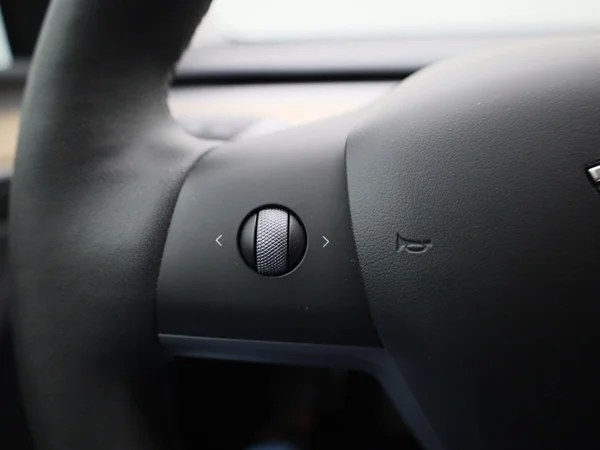 Tesla Model Y (2022) — foto 13 van 43