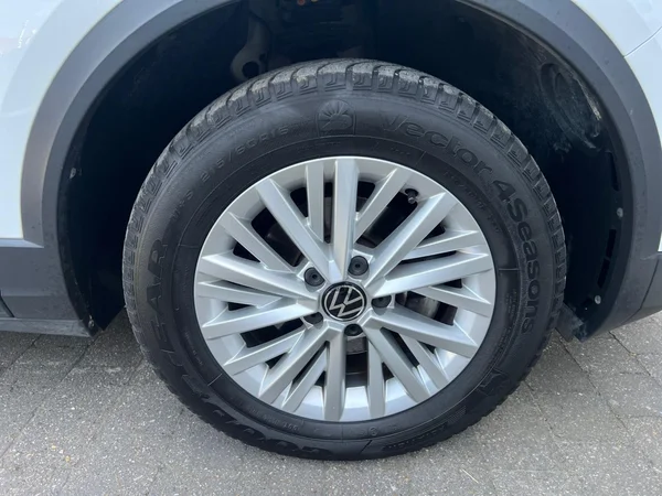 VOLKSWAGEN T-Roc (2023) — foto 16 van 24