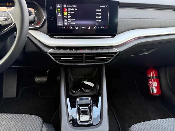 SKODA Octavia Combi (2024) — foto 2 van 20