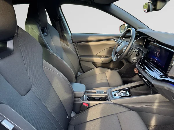 SKODA Octavia Combi (2024) — foto 10 van 16