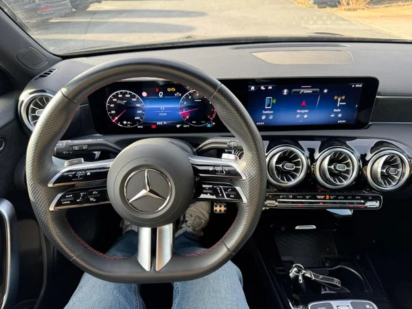 MERCEDES-BENZ A 200 (2024) — foto 3 van 24