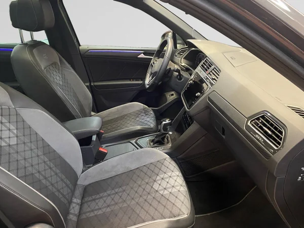 VOLKSWAGEN Tiguan (2023) — foto 14 van 17