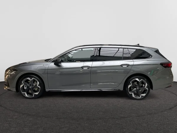 SKODA Superb Combi PHEV (2025) — foto 12 van 16