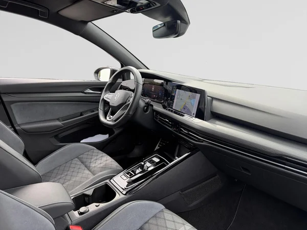 VOLKSWAGEN Golf VIII SW (2024) — foto 22 van 24