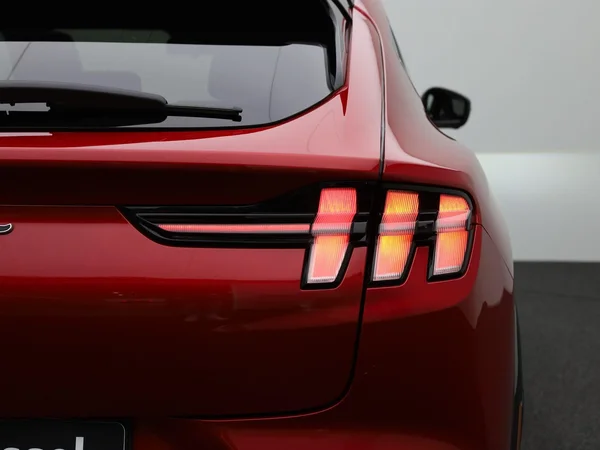 Ford Mustang Mach-E (2021) — foto 30 van 46