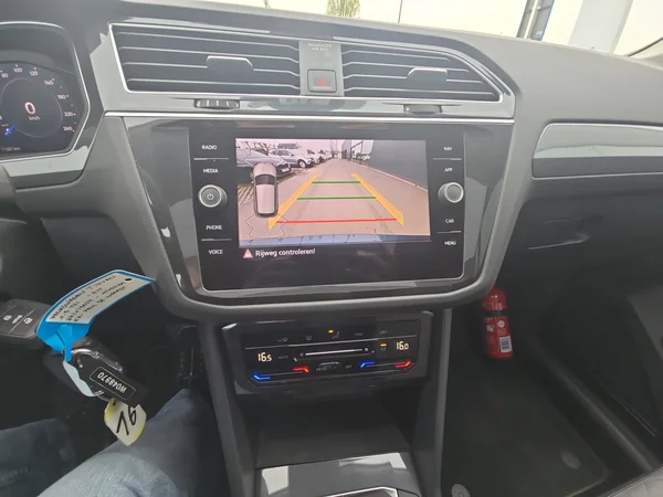VOLKSWAGEN Tiguan (2024) — foto 15 van 23