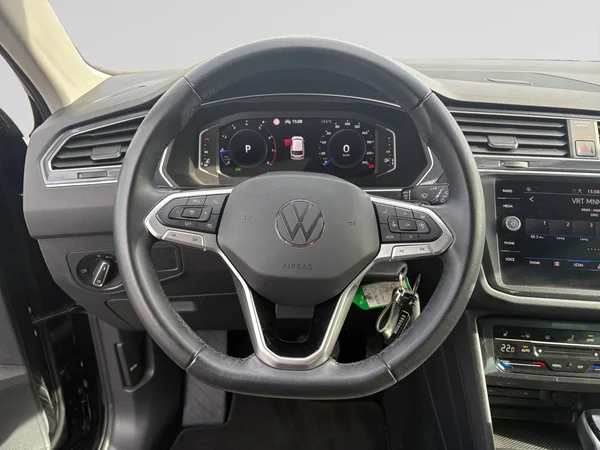VOLKSWAGEN Tiguan (2023) — foto 2 van 21