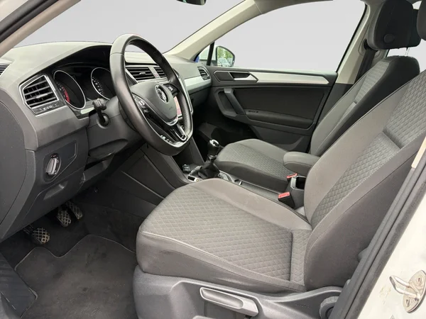 VOLKSWAGEN Tiguan (2018) — foto 8 van 11