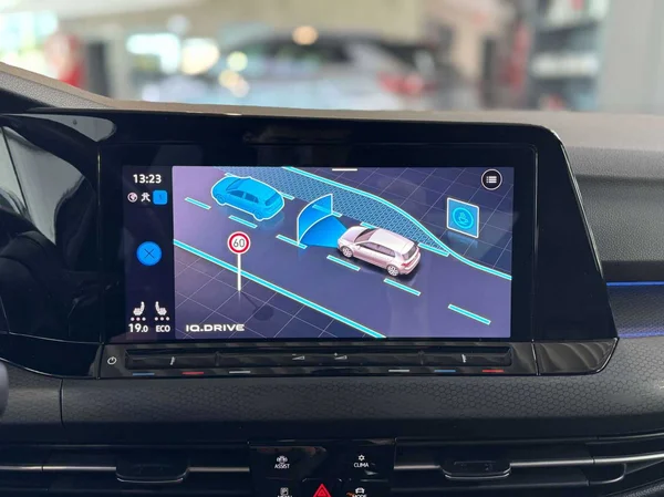 Volkswagen Golf GTE (2022) — foto 6 van 21