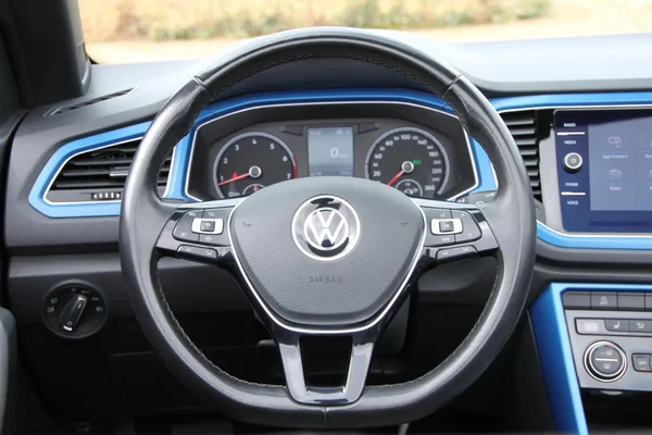Volkswagen T-Roc (2021) — foto 8 van 39