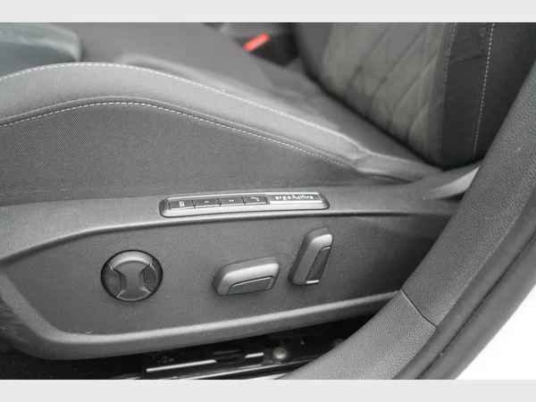 VOLKSWAGEN Golf VIII eHybrid (PHEV) (2020) — foto 18 van 31