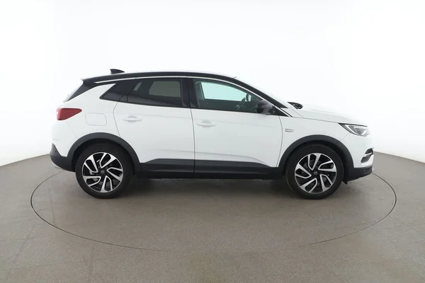 Opel Grandland X (2019) — foto 13 van 16