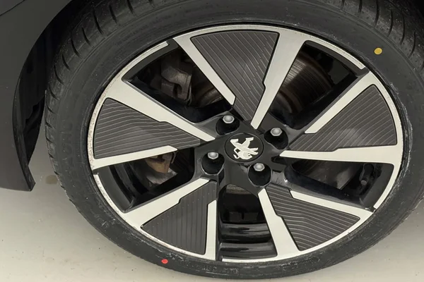 Peugeot E-208 (2021) — foto 20 van 36