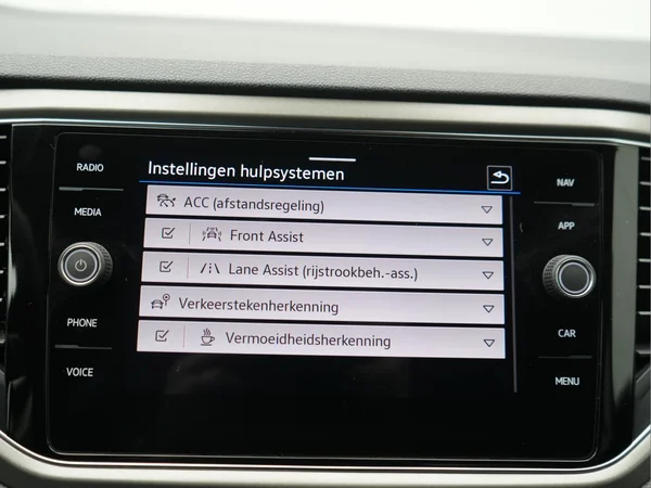 VOLKSWAGEN T-Roc (2021) — foto 18 van 26
