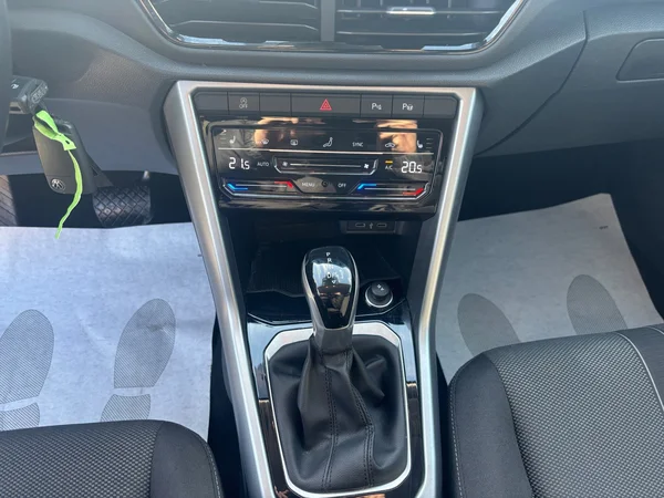 VOLKSWAGEN T-Roc (2022) — foto 2 van 17
