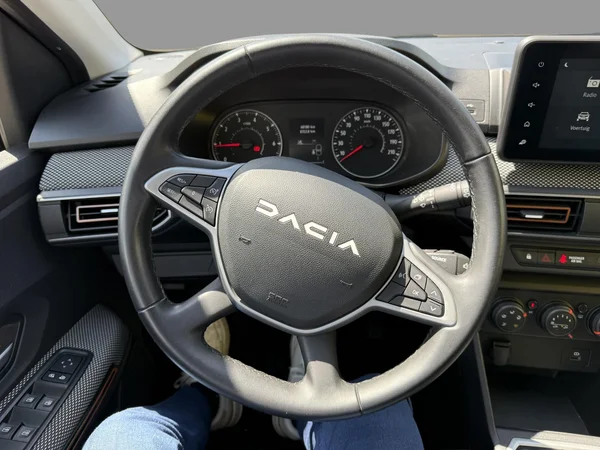 Dacia Sandero Stepway (2023) — foto 2 van 16