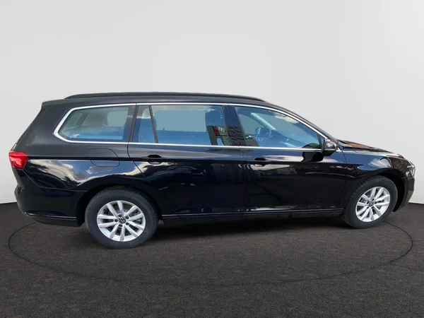 VOLKSWAGEN Passat Variant (2024) — foto 2 van 19