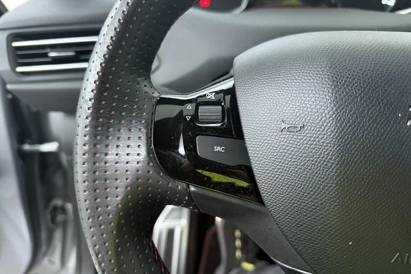 Peugeot 308 (2016) — foto 6 van 22