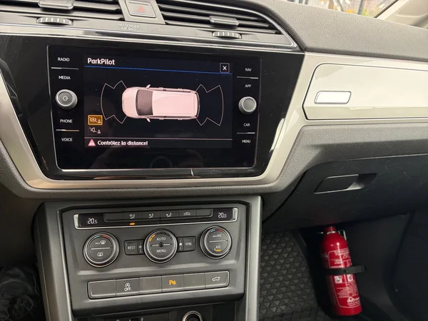 VOLKSWAGEN Touran (2018) — foto 2 van 11