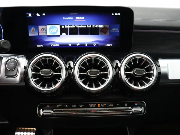 Mercedes-Benz EQB (2025) — foto 8 van 32