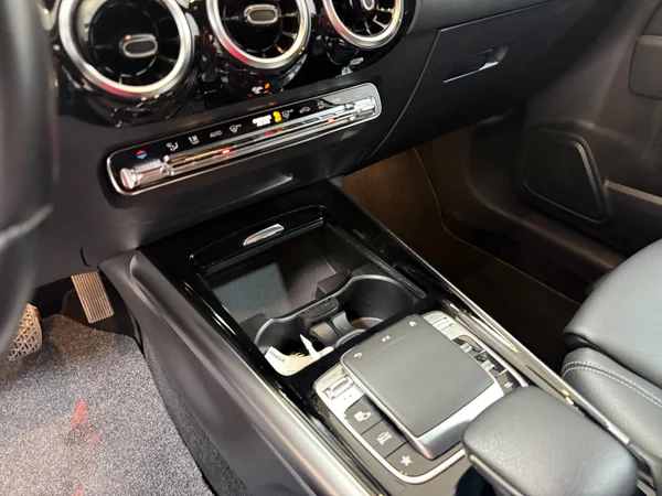 Mercedes-Benz B-180 (2019) — foto 9 van 30