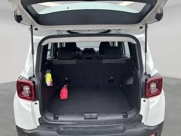 Jeep Renegade (2023) — foto 17 van 19