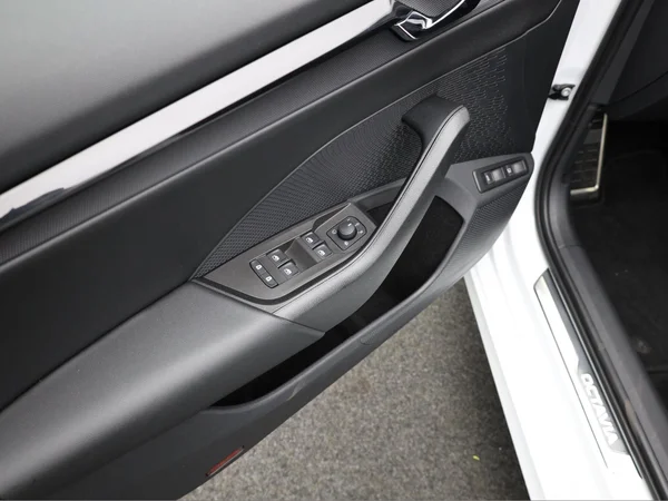 SKODA Octavia Combi PHEV (2022) — foto 6 van 23
