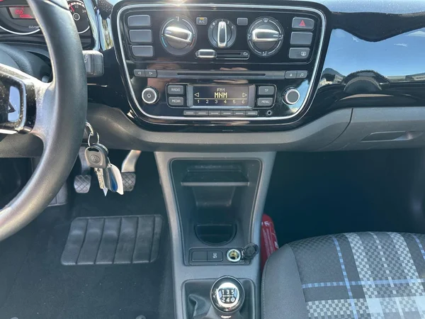 VOLKSWAGEN Up! (2015) — foto 3 van 18