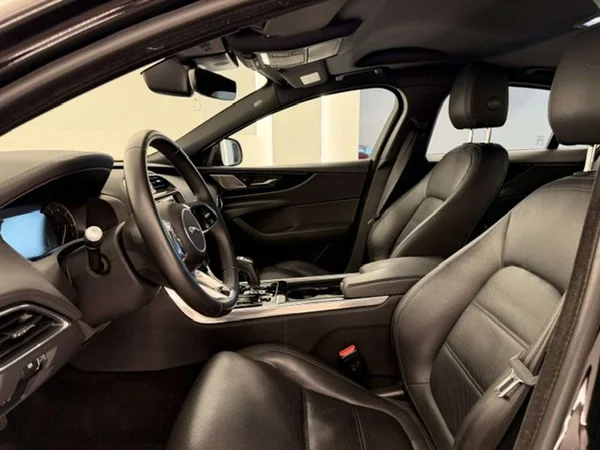 Jaguar XE (2020) — foto 20 van 20