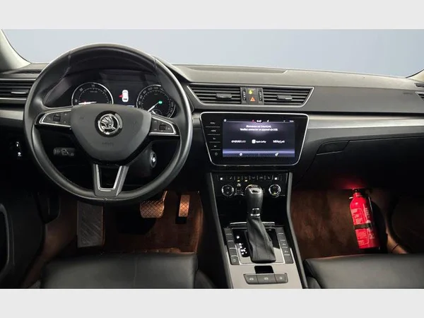 Skoda Superb Combi (2019) — foto 2 van 15