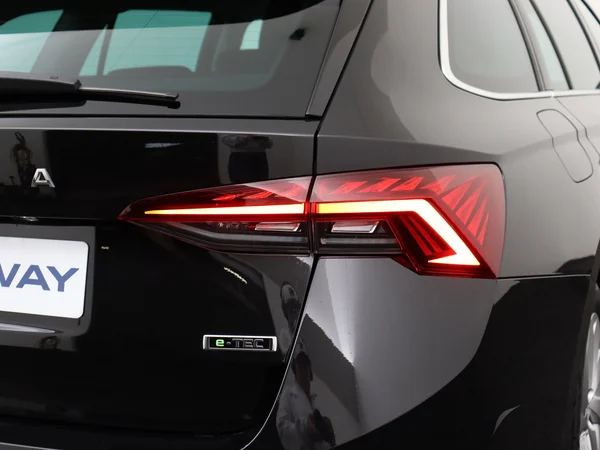 SKODA Octavia Combi (2024) — foto 7 van 18