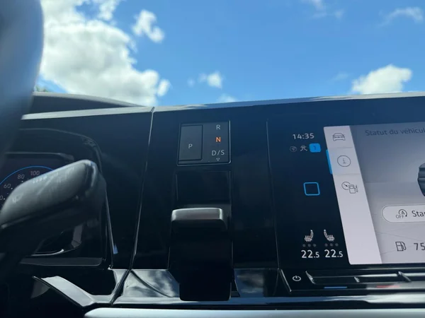 VOLKSWAGEN Multivan T7 Dsl (2023) — foto 6 van 23